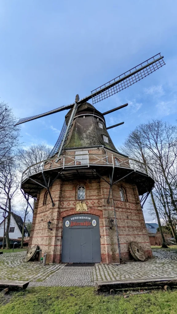 Adlermühle in Mariendorf, Windmühle mit Galerie und Eingangstor