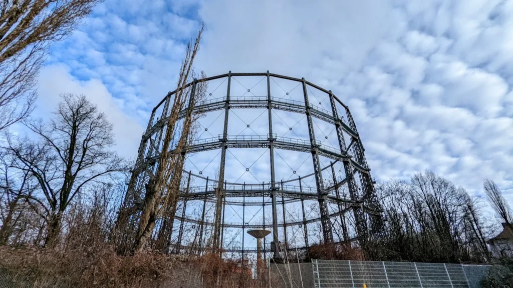 Stahlgerüst des Gasbehälters im ehemaligen Gaswerk Mariendorf vor Winterhimmel