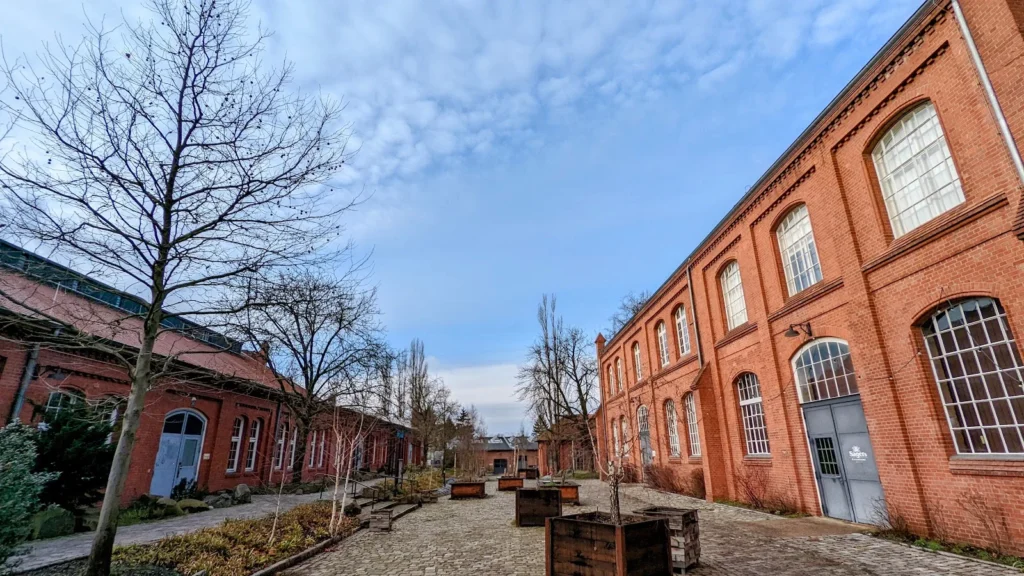 Gepflasterter Hof zwischen Backsteinhallen im ehemaligen Gaswerk Mariendorf