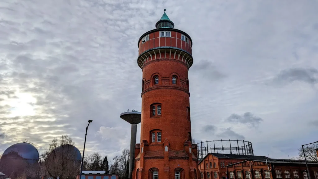 Backstein-Wasserturm und Gasbehälter im ehemaligen Gaswerk Mariendorf