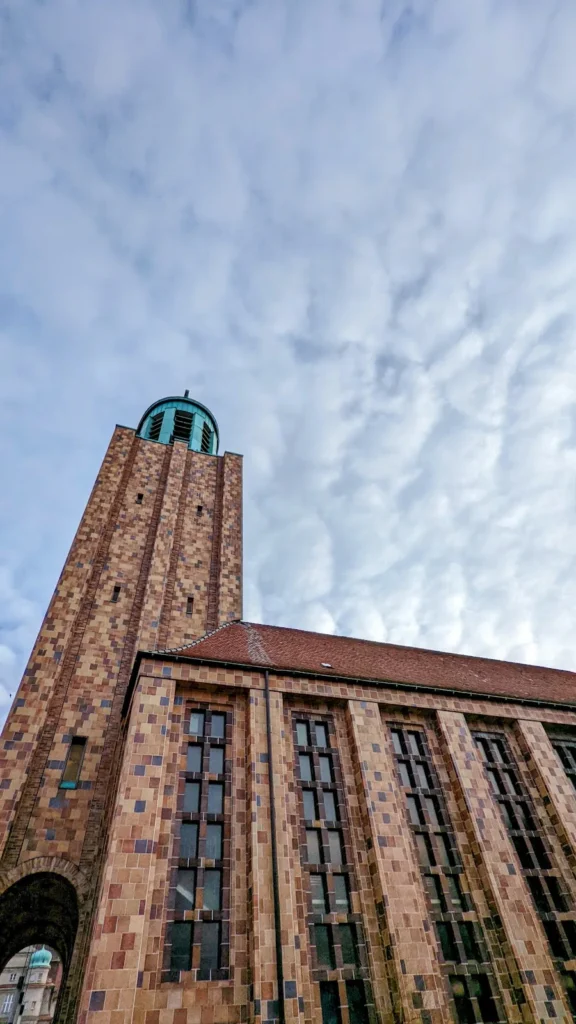 Turm und Langhaus der Martin-Luther-Gedächtniskirche in Mariendorf mit gelbbraunen Keramikplatten