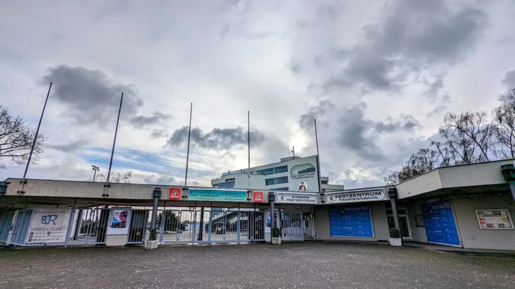 Eingangsbereich der Trabrennbahn Mariendorf am Mariendorfer Damm mit Fahnenmasten