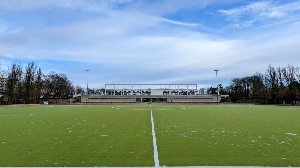 Sportplatz mit Tribünenbau im Volkspark Mariendorf im Januar