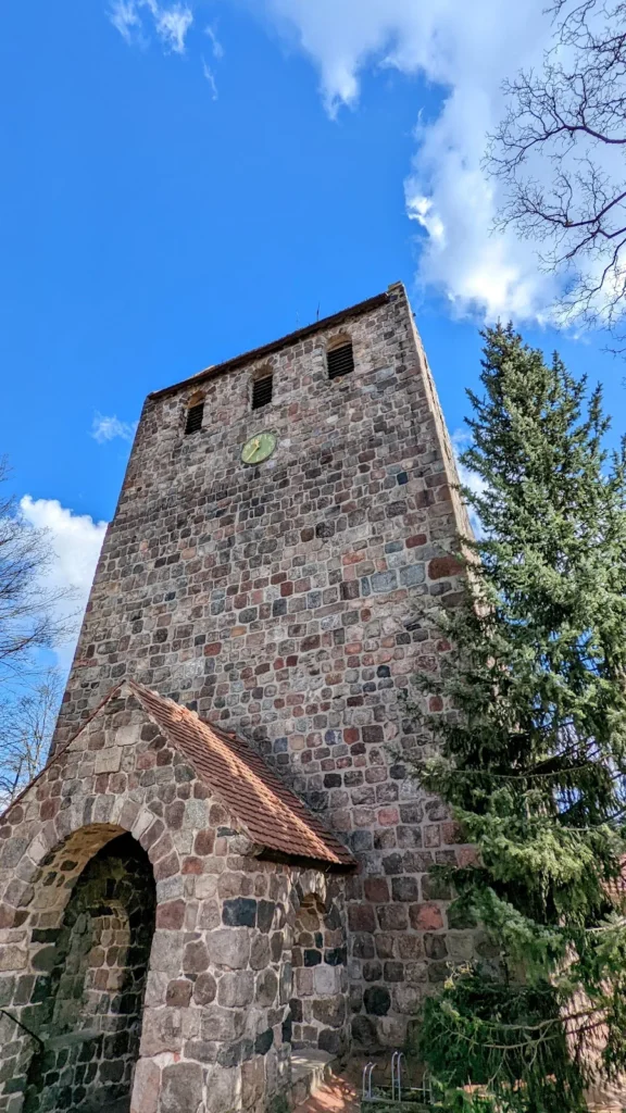 Feldsteinturm der Dorfkirche Marienfelde am Dorfanger Alt-Marienfelde
