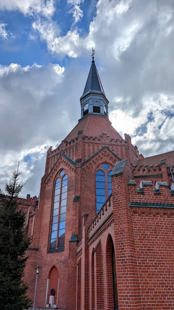 Roter Backsteinchor der Klosterkirche Vom Guten Hirten mit Turm in Marienfelde