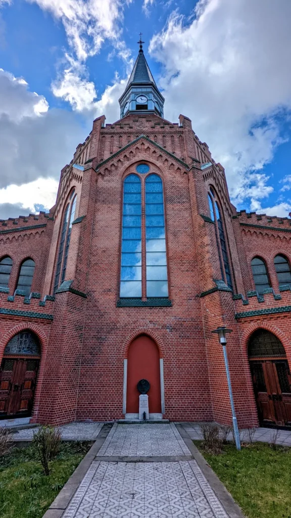 Backsteinkirche Vom Guten Hirten mit hohem Fenster und Turmuhr, Kloster Marienfelde