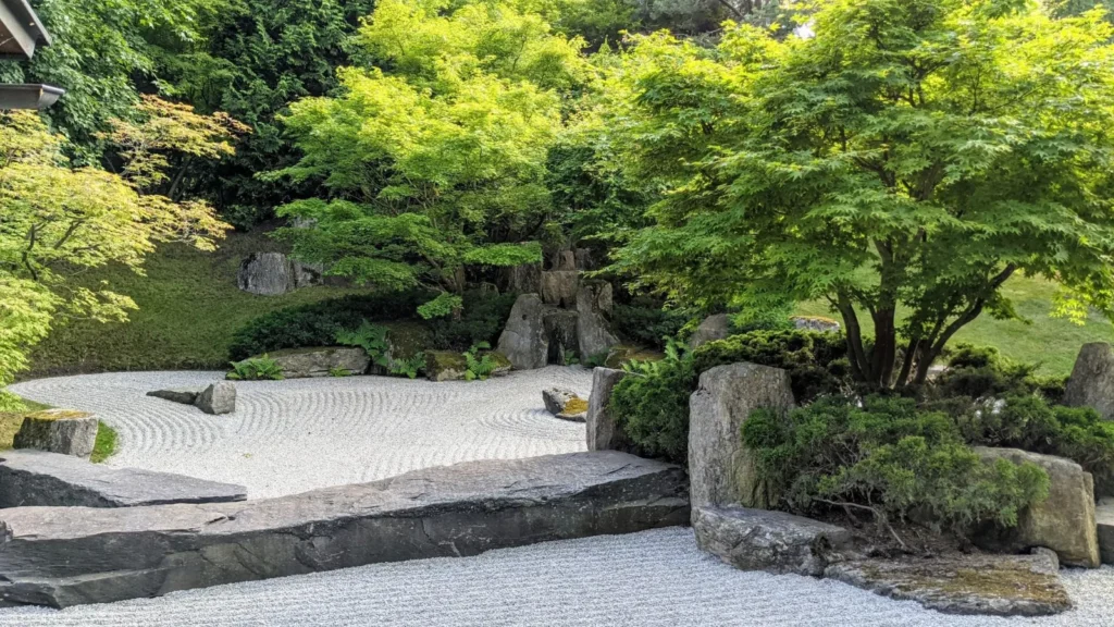 Trockengarten mit Kies und Steinen im Japanischen Garten der Gärten der Welt in Marzahn