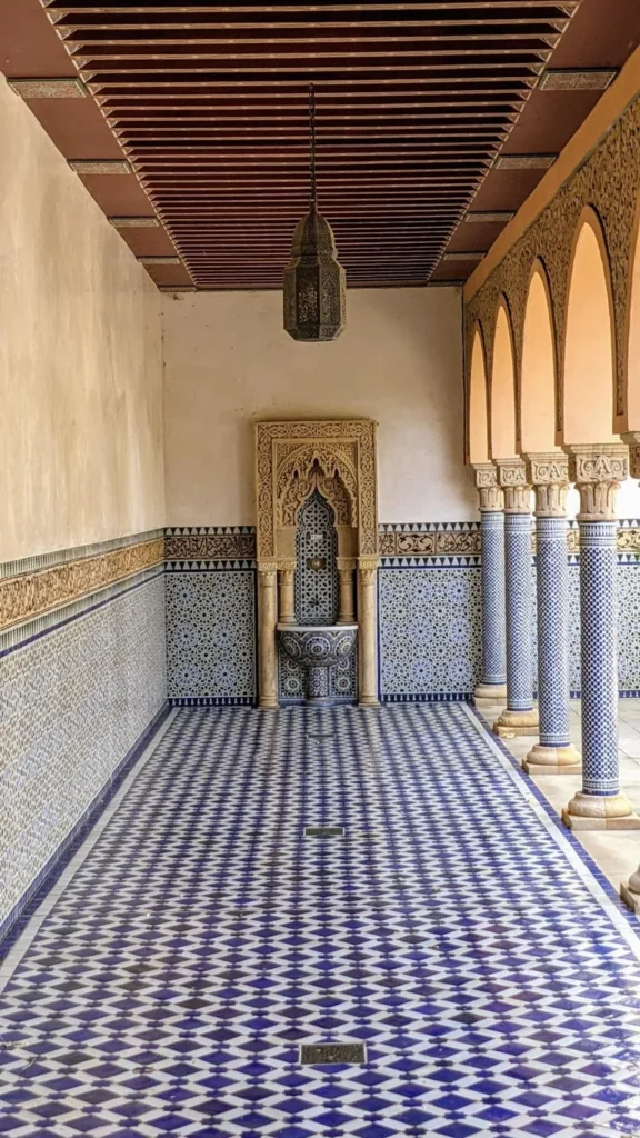 Arkadengang mit blau-weißen Fliesen und Holzdecke im Orientalischen Garten der Gärten der Welt in Marzahn