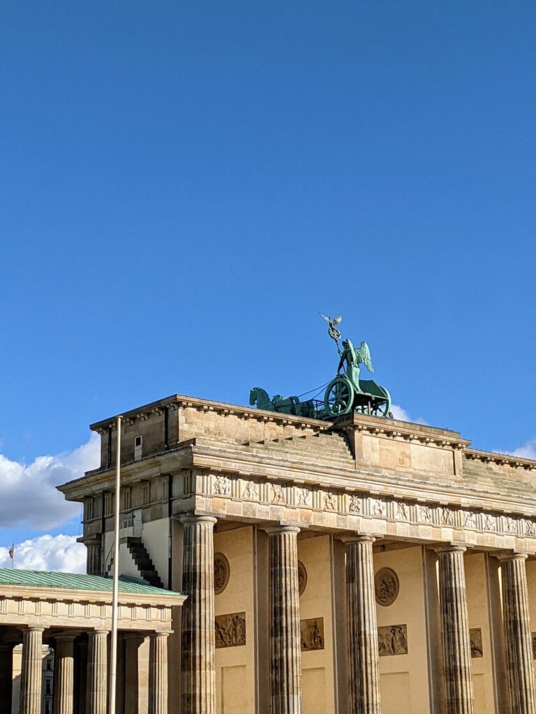 Brandenburger Tor von der Seite mit der Quadriga vor blauem Himmel