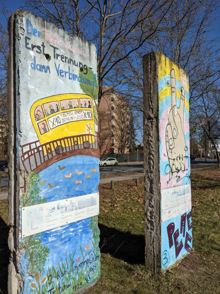 Braunes Hinweisschild mit Europakarte und dem Text „Hier waren Deutschland und Europa bis zum 31. März 1990 um 10 Uhr geteilt“
