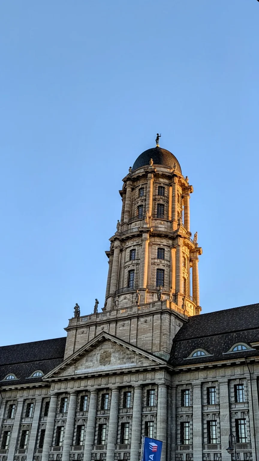 Kuppelturm des Alten Stadthauses in der Klosterstraße über der Säulenfassade, blauer Himmel