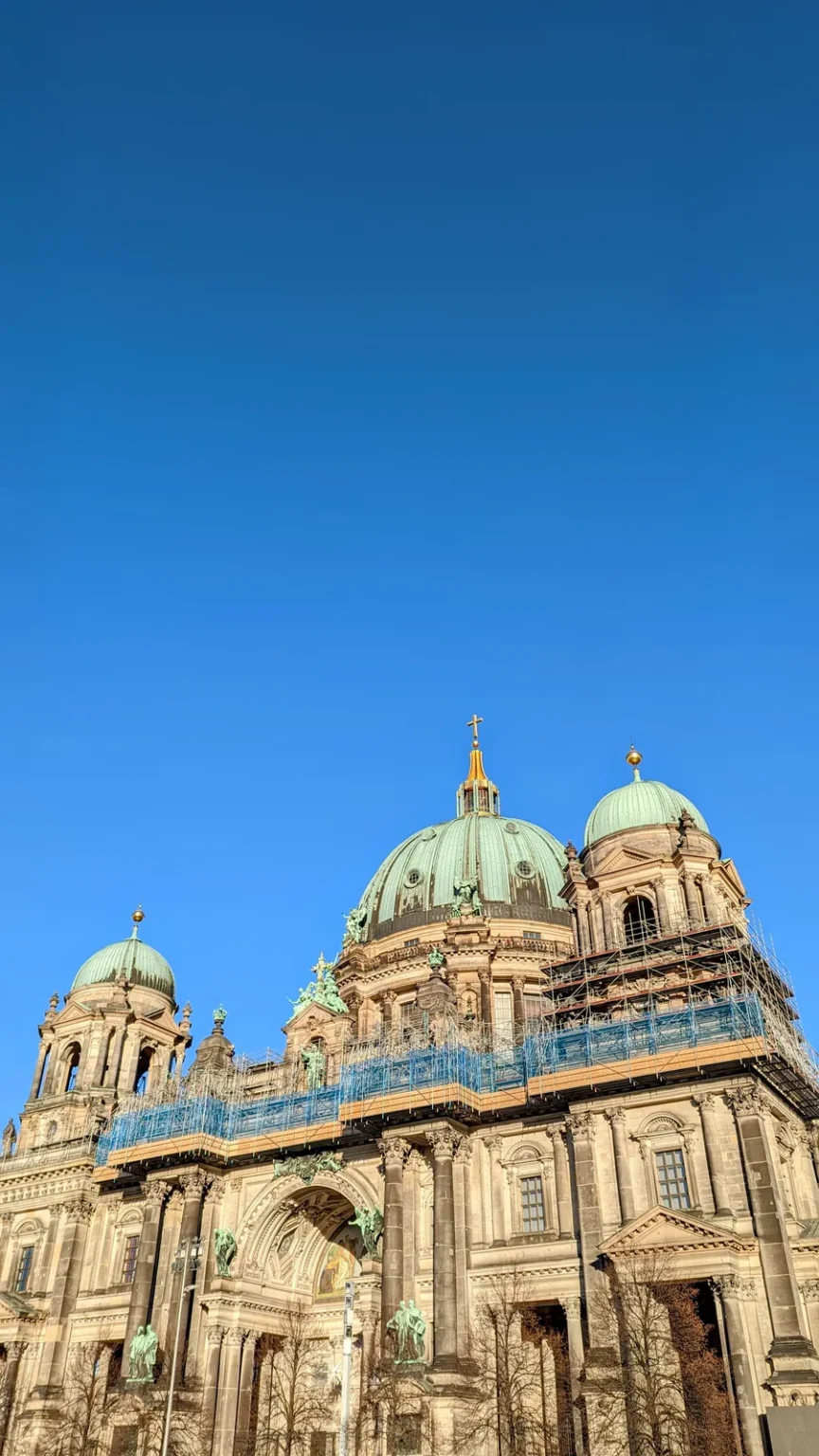 Berliner Dom mit grüner Hauptkuppel und Ecktürmen am Lustgarten, Blick von unten