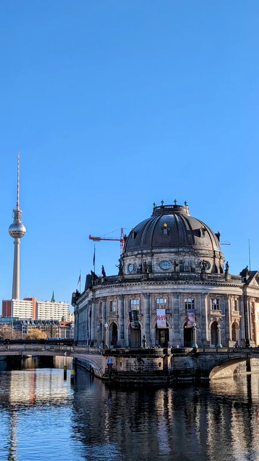Kuppelbau des Bode-Museums an der Spitze der Museumsinsel über der Spree, im Hintergrund der Fernsehturm