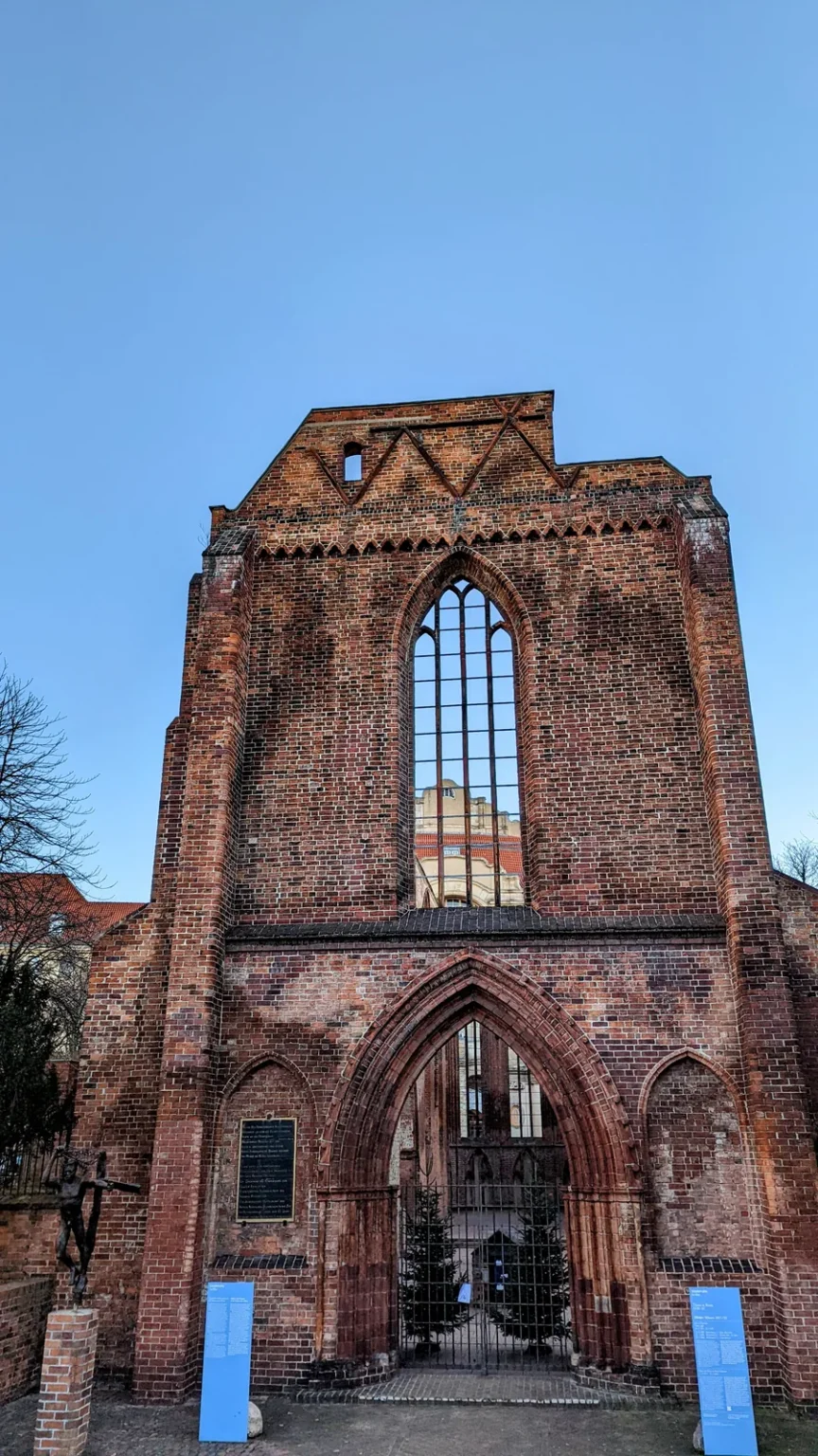 Gotische Backsteinruine der Franziskaner-Klosterkirche in der Klosterstraße mit hohem leeren Westfenster
