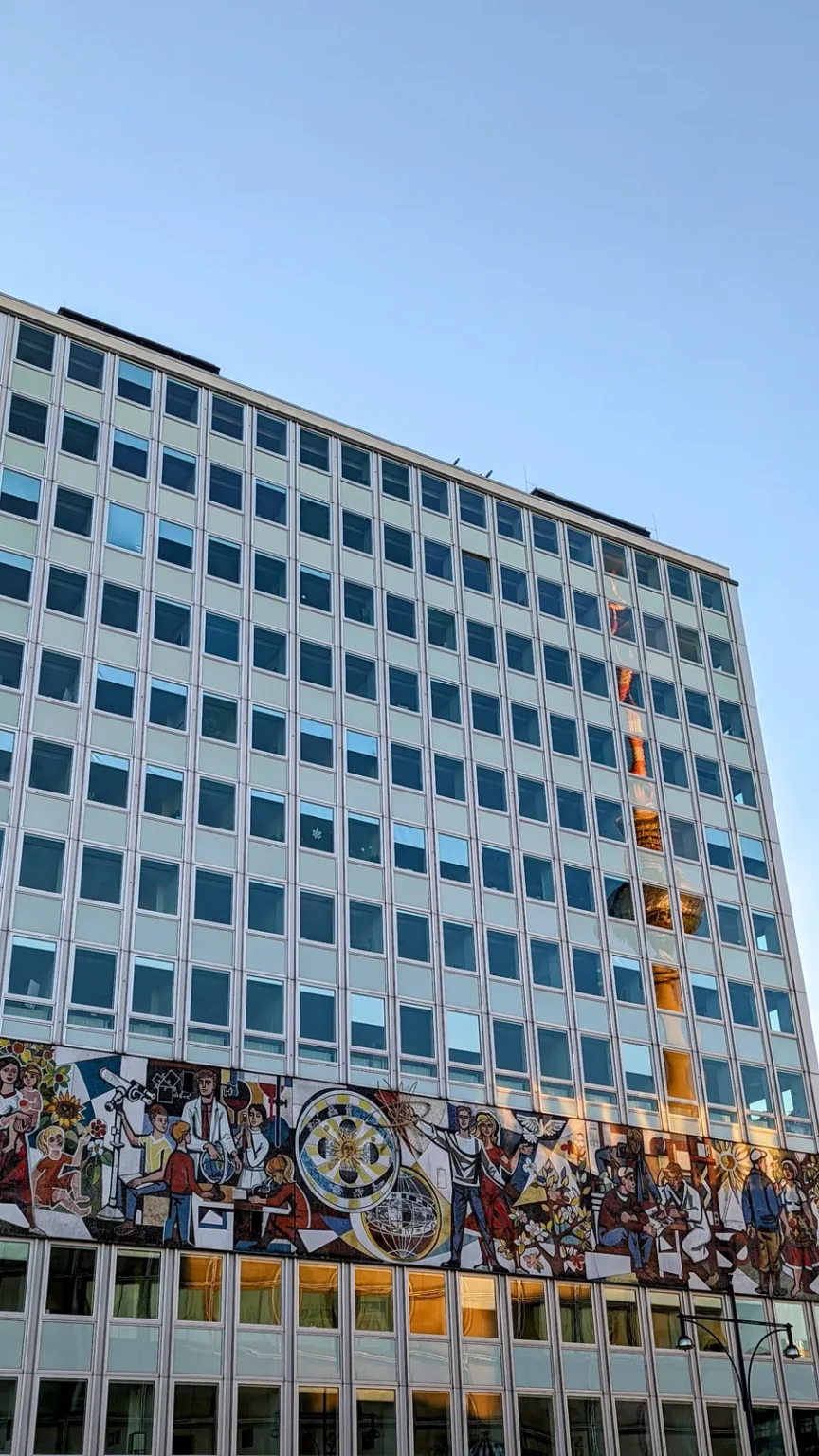 Hochhaus Haus des Lehrers am Alexanderplatz mit dem bunten Mosaikfries Unser Leben von Walter Womacka