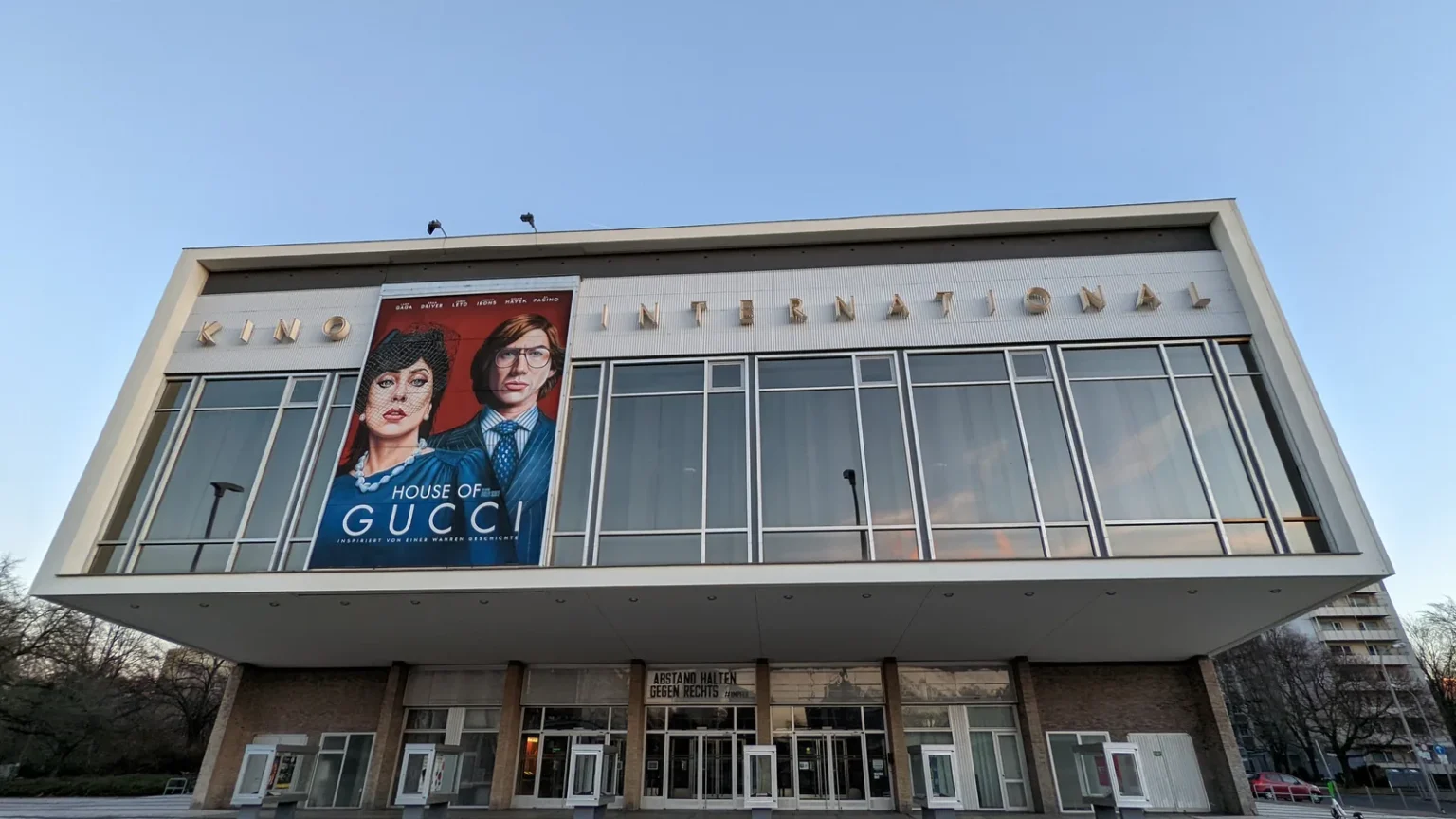 Flacher Kinobau Kino International mit großer Glasfront und Filmplakat an der Karl-Marx-Allee in Mitte