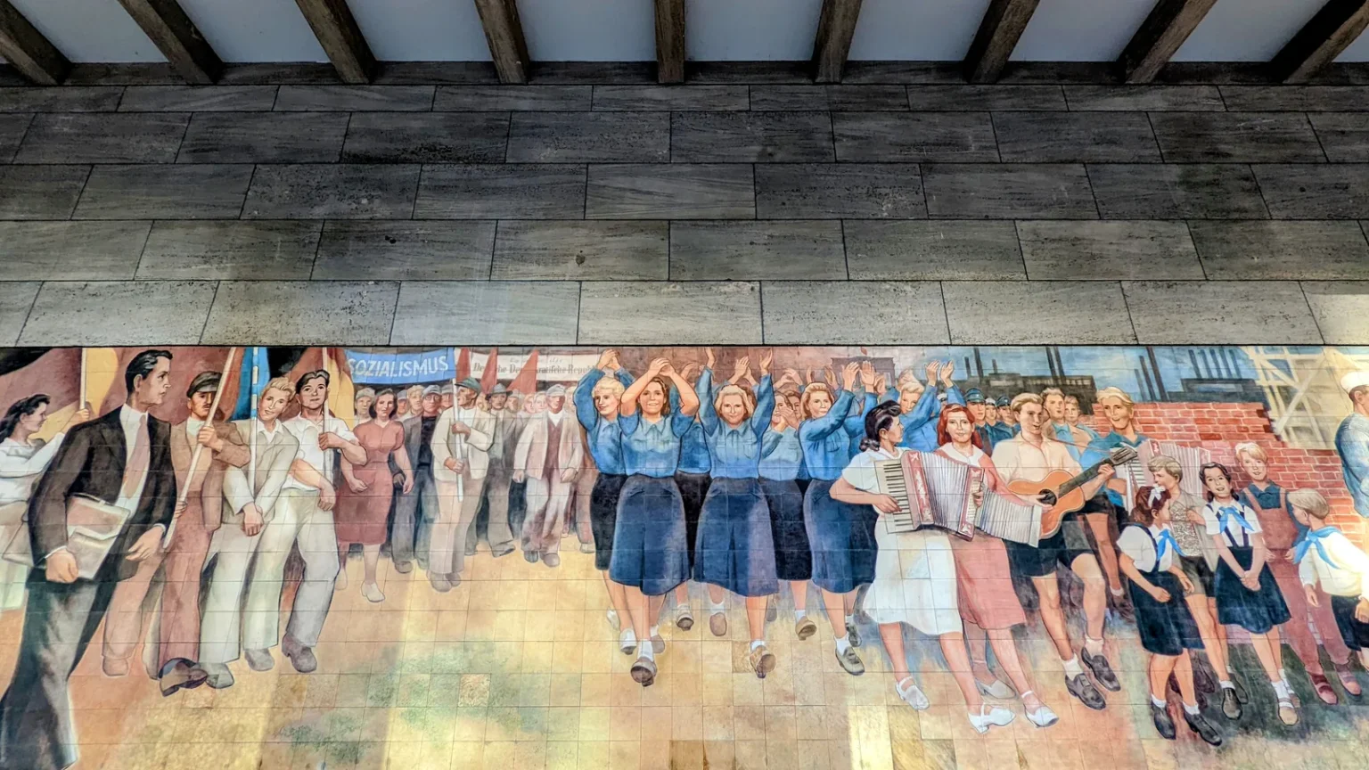 Wandbild Aufbau der Republik von Max Lingner aus Porzellanfliesen am Bundesfinanzministerium in der Leipziger Straße