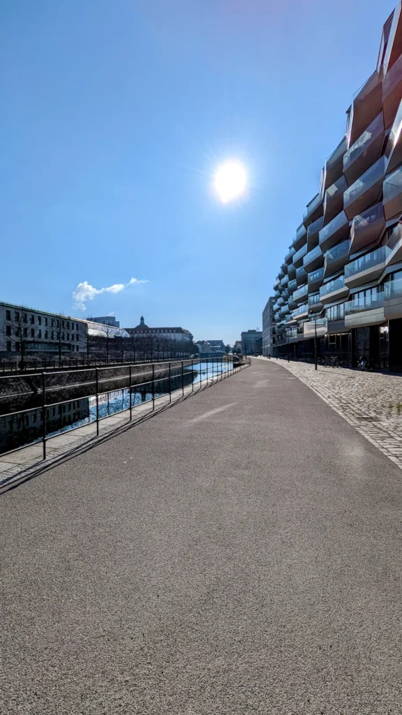 Breiter Uferweg am Berlin-Spandauer Schifffahrtskanal, rechts neue Wohnhäuser der Europacity in Moabit
