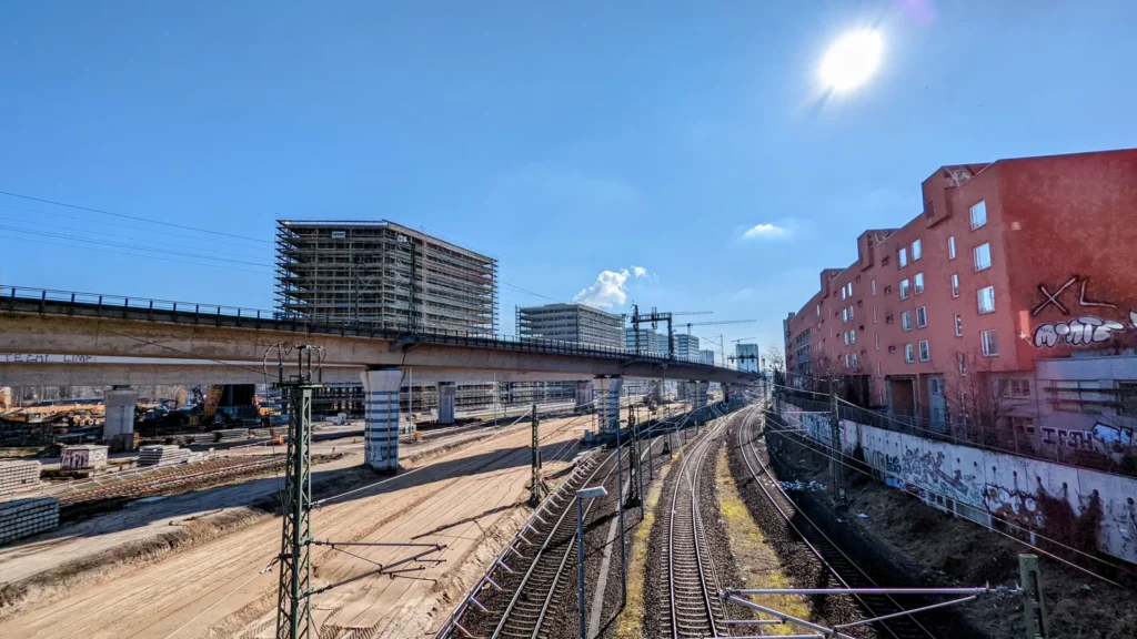 Blick von der Putlitzbrücke auf das Gleisfeld am früheren Güterbahnhof Moabit, rechts ein rotes Wohnhaus