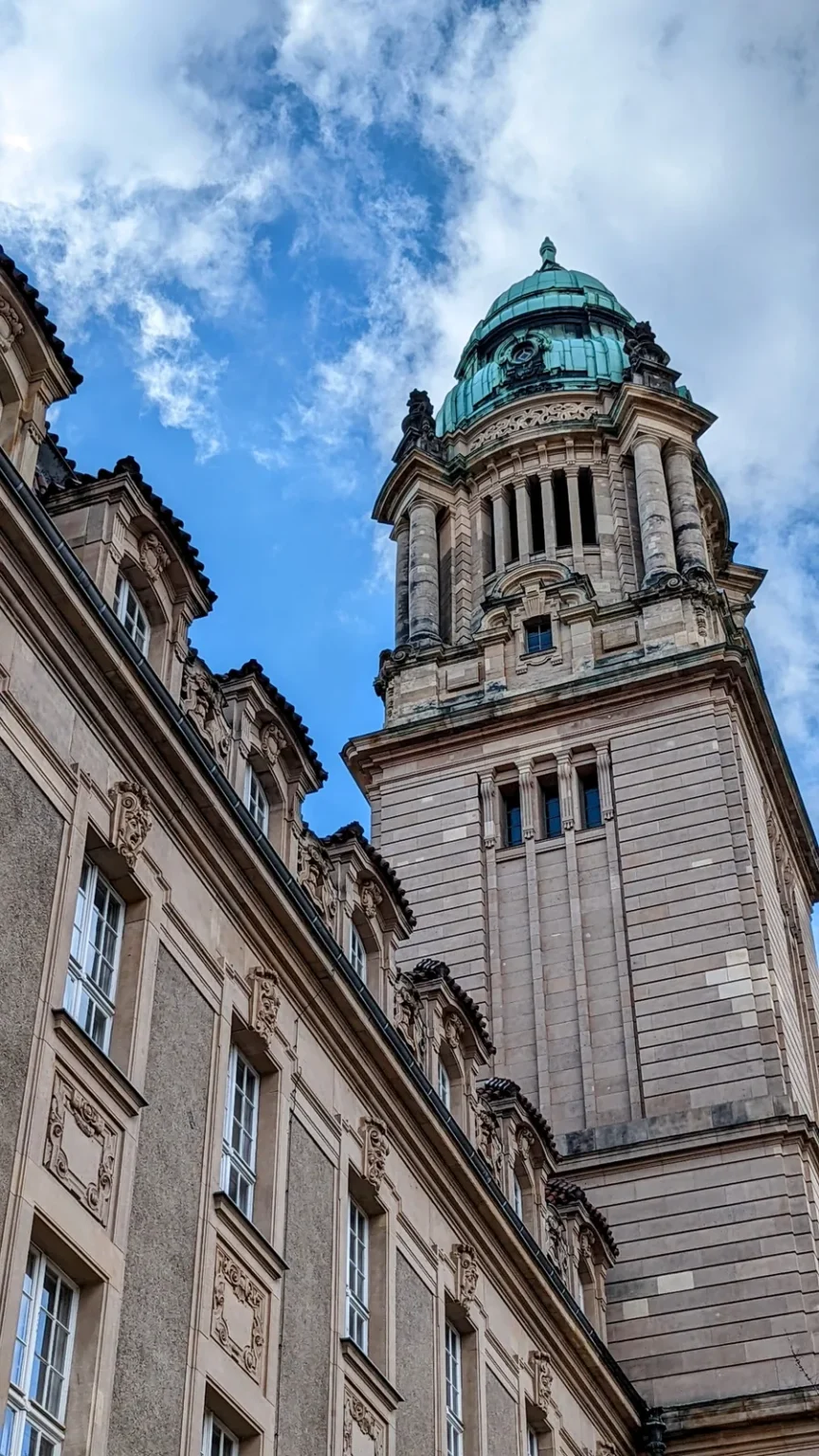 Turm des Kriminalgerichts Moabit an der Turmstraße mit grüner Kuppelhaube über der Sandsteinfassade