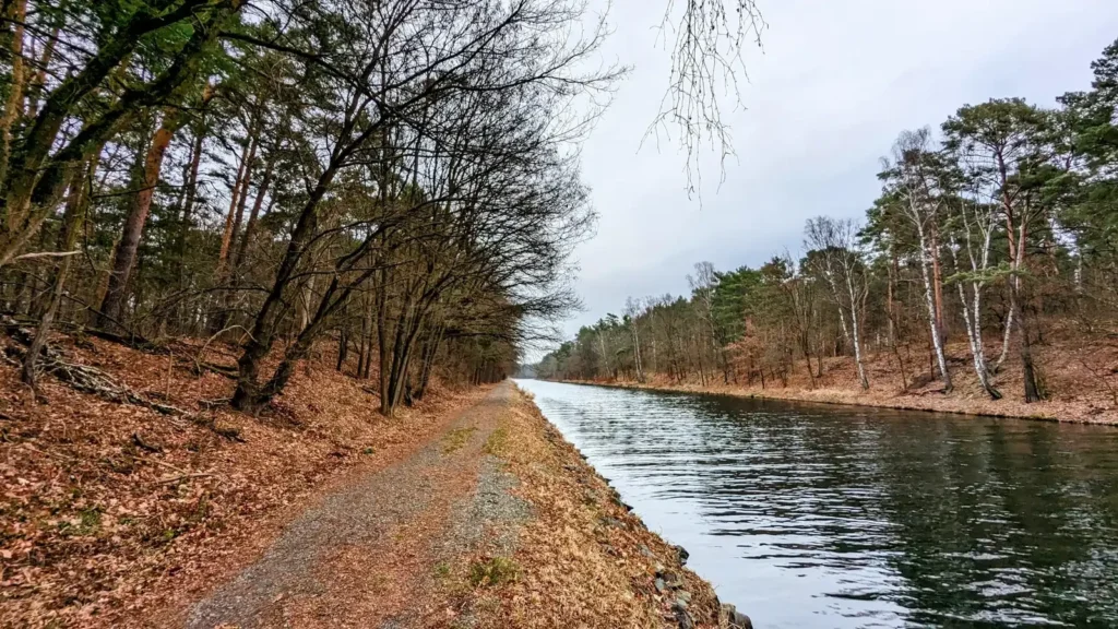 Gosener Kanal bei Fahlenberg in Müggelheim, gebaut 1933 bis 1936, mit bewaldeten Ufern im Winter