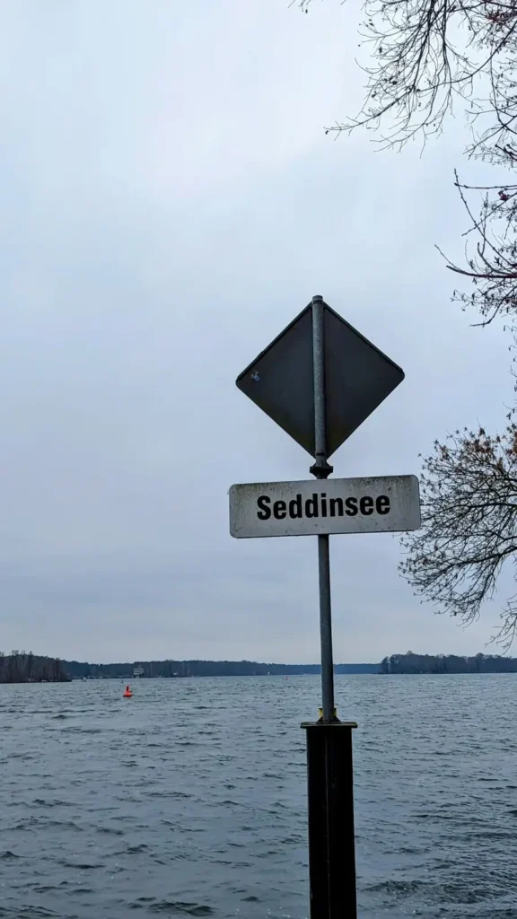 Schifffahrtszeichen am Ufer des Seddinsees in Müggelheim an einem trüben Januartag