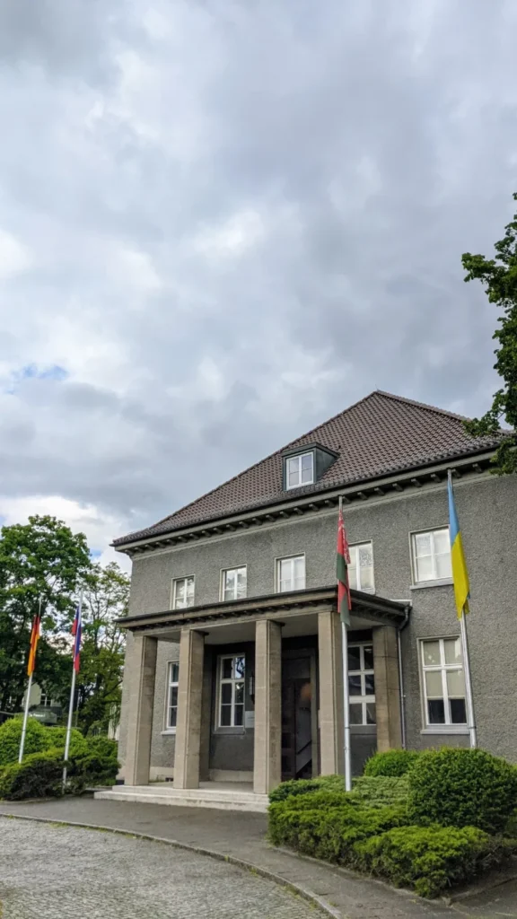 Eingangsseite des Museums mit Fahnenmasten, an einem davon die ukrainische Flagge