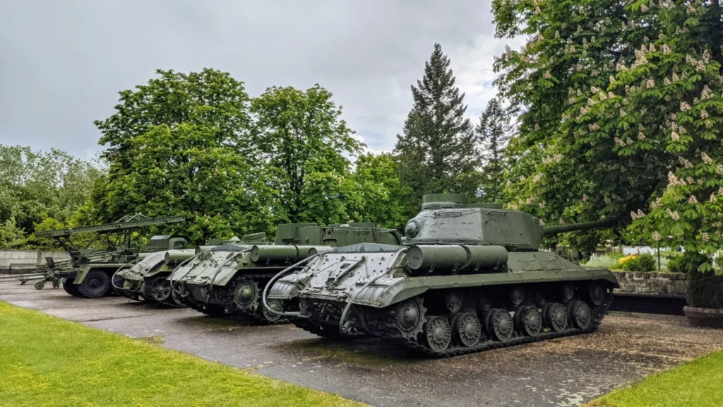 Sowjetische Panzer und Geschütze im Garten des Museums