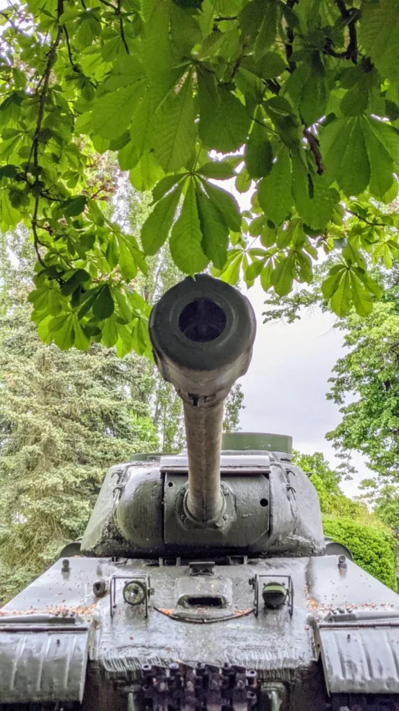 Rohr eines sowjetischen Panzers im Museumsgarten, von vorn gesehen