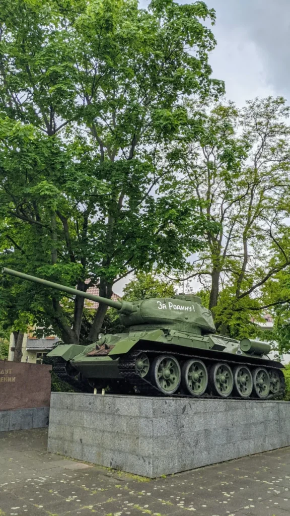 Panzer T-34 auf einem Sockel mit der Aufschrift „За Родину!“ im Museumsgarten