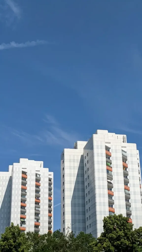 Zwei Plattenbau-Hochhäuser im Wohngebiet an Welse- und Randowstraße in Neu-Hohenschönhausen vor blauem Himmel