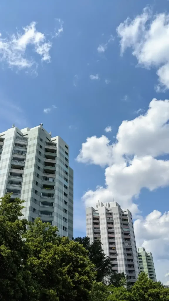 Zwei Plattenbau-Hochhäuser an der Zingster Straße in Neu-Hohenschönhausen vor blauem Himmel