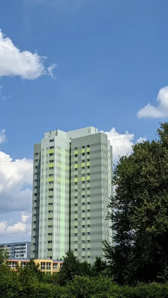 Hellgrünes Punkthochhaus an der Zingster Straße im Ostseeviertel von Neu-Hohenschönhausen
