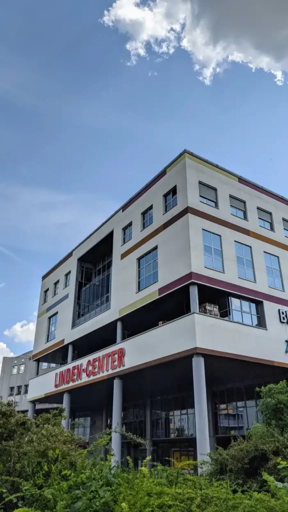 Haus mit Café und Laden im Erdgeschoss nahe dem Prerower Platz in Neu-Hohenschönhausen