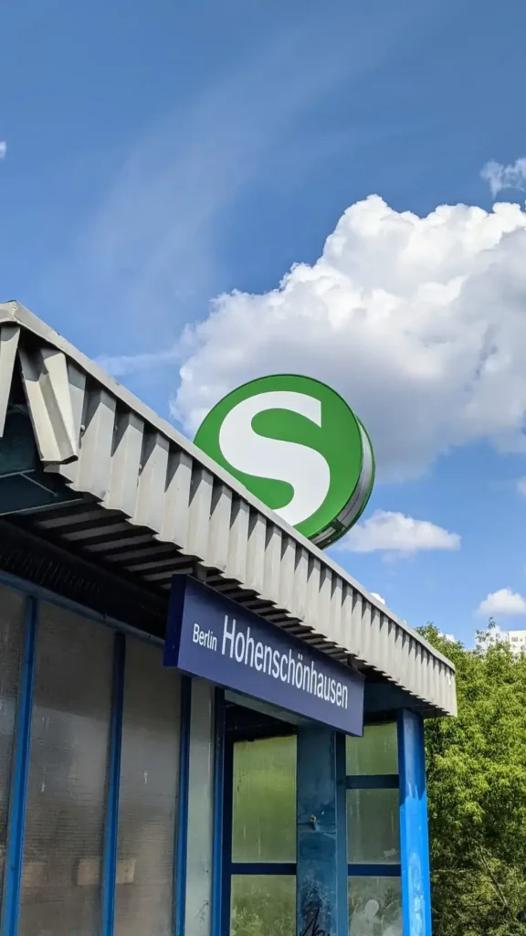 Eingang zum S-Bahnhof Hohenschönhausen in der Nähe des Linden-Centers in Neu-Hohenschönhausen