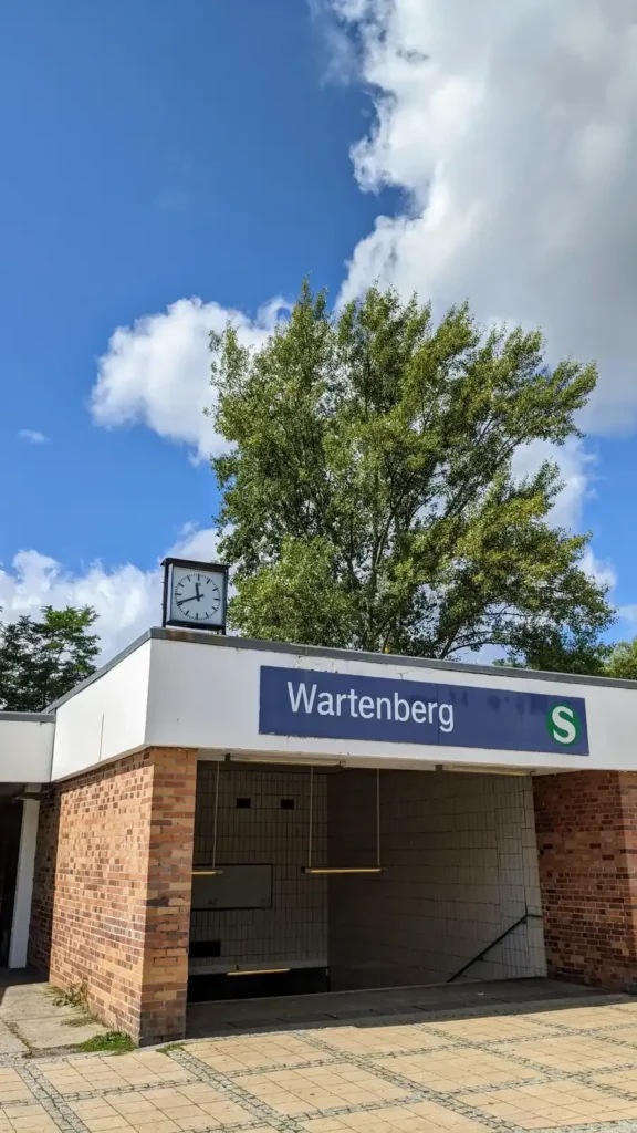Eingang des S-Bahnhofs Wartenberg mit S-Bahn-Schild, Endpunkt der S75 in Neu-Hohenschönhausen