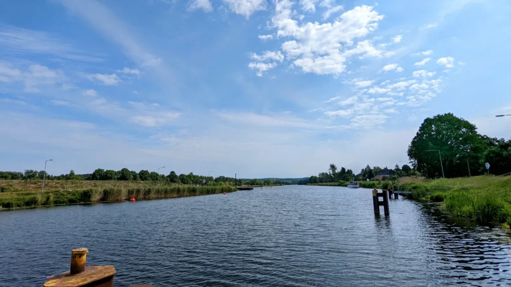 Oder-Havel-Kanal östlich von Niederfinow mit Dalben, flachen Ufern und weitem Himmel