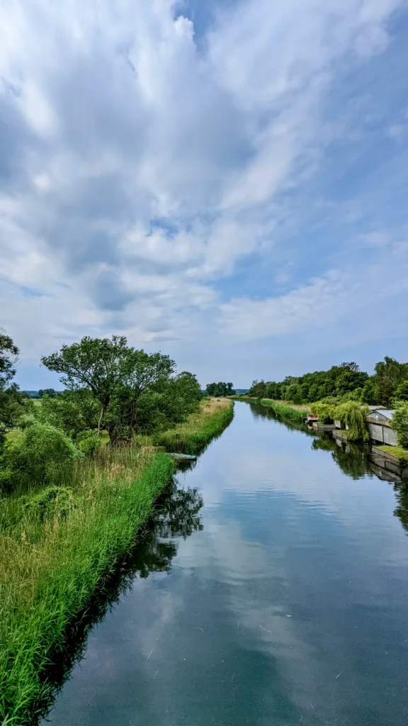 Wriezener Alte Oder bei Bralitz, gerade Wasserfläche zwischen grünen Ufern unter Wolkenhimmel