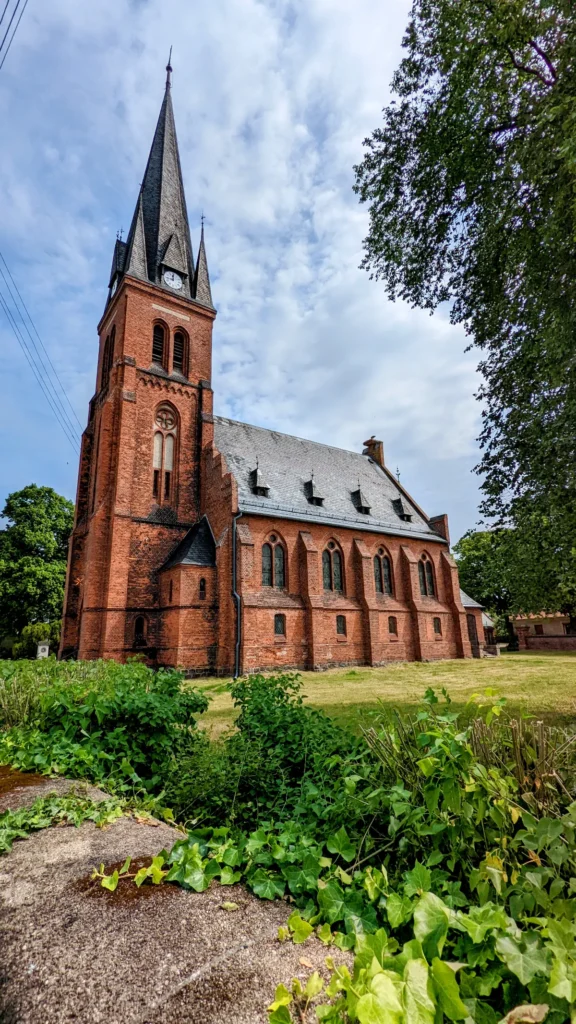 Neugotische Dorfkirche Bralitz aus rotem Backstein mit spitzem Turm