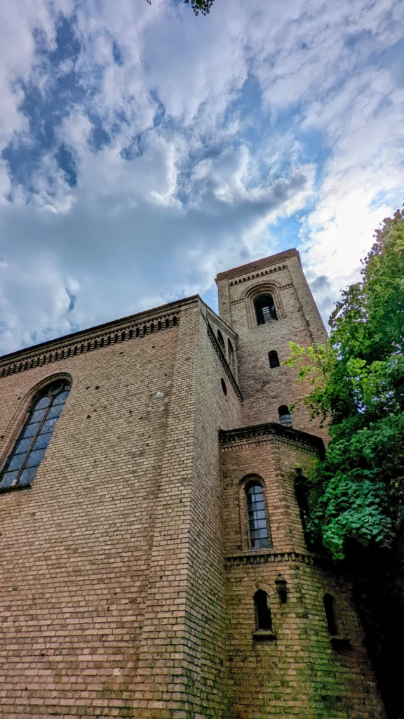 Dorfkirche Altglietzen aus gelbem Backstein mit quadratischem Turm, von unten gesehen