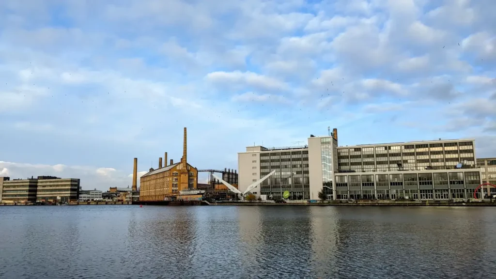 Blick von Niederschöneweide über die Spree auf die Industriebauten am Ufer von Oberschöneweide