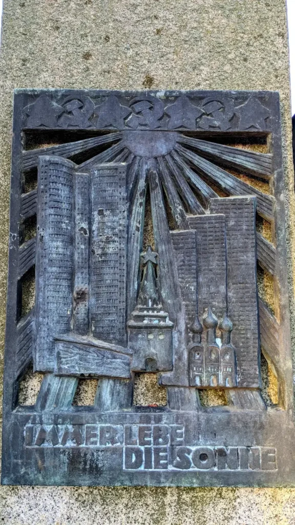 Bronzerelief an der Stele "Leben" von Heinz Worner in der Hartriegelstraße in Niederschöneweide