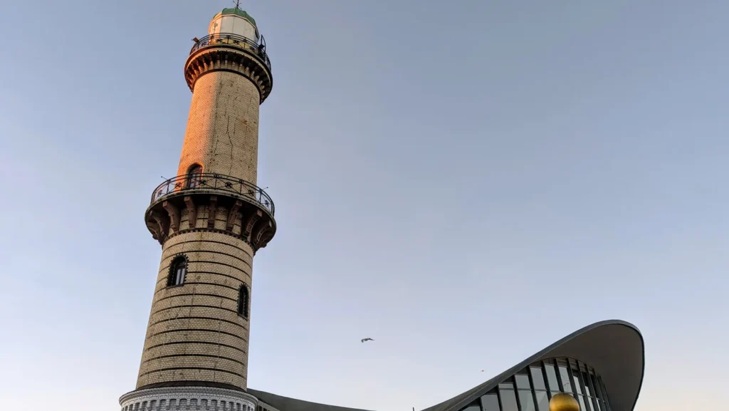 Leuchtturm von Warnemünde, daneben das geschwungene Dach des Teepotts