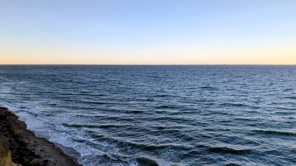 Blick von der Stoltera auf die Ostsee mit Schiffen am Horizont