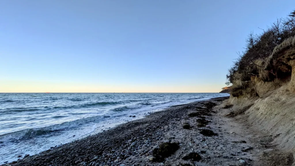Kiesstrand und Kliff an der Ostsee bei Nienhagen