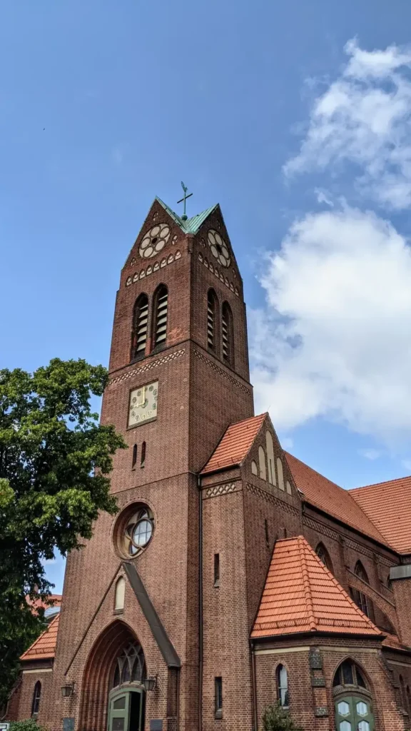 Backsteinkirche in Oberschöneweide nahe der Griechischen Allee