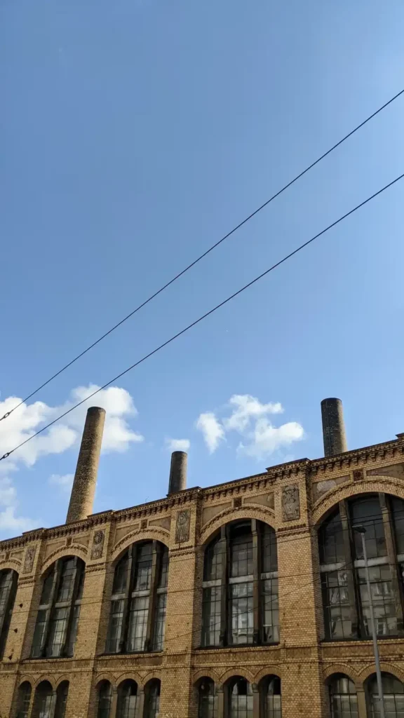 Industriebauten aus gelbem Ziegel beim früheren Kraftwerk Oberspree an der Wilhelminenhofstraße