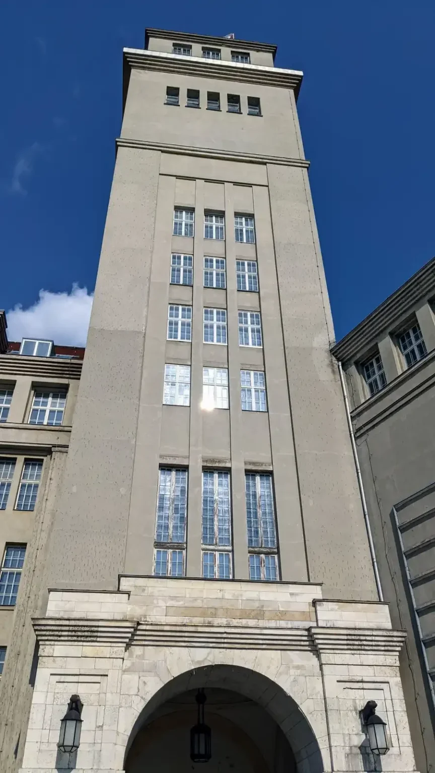 60 Meter hoher Turm des Peter-Behrens-Baus an der Ostendstraße, früher Werk der Nationalen Automobil-Gesellschaft