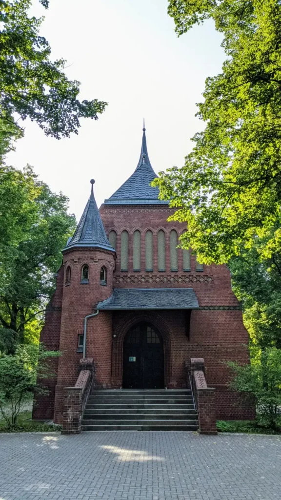Kleine Backsteinkapelle auf dem Waldfriedhof Oberschöneweide in der Wuhlheide zwischen Bäumen