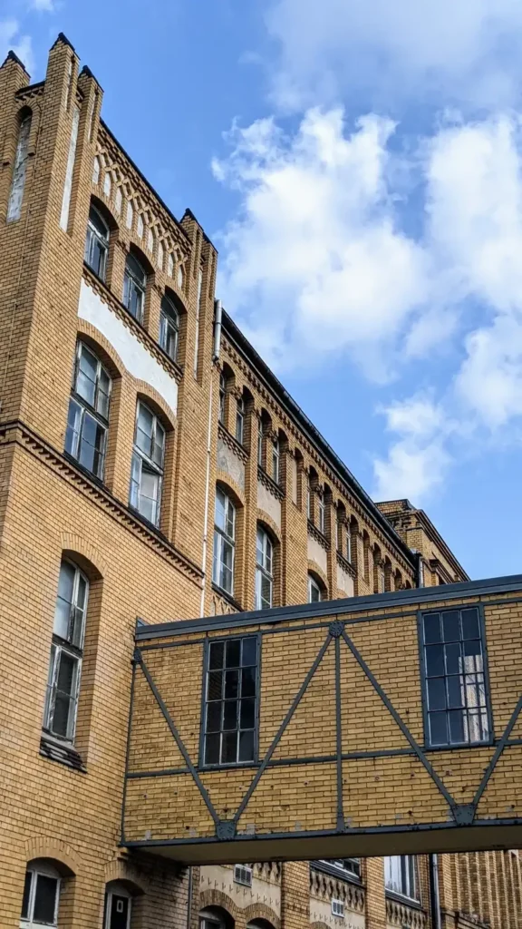 Backsteinbauten der früheren AEG-Werke an der Wilhelminenhofstraße in Oberschöneweide im Sommer